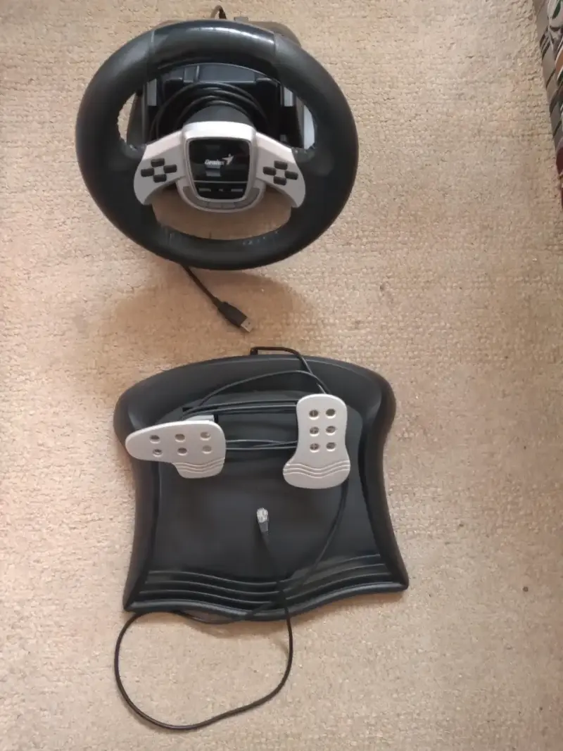 Volante de juego con pedales Genius TwinWheel FXE