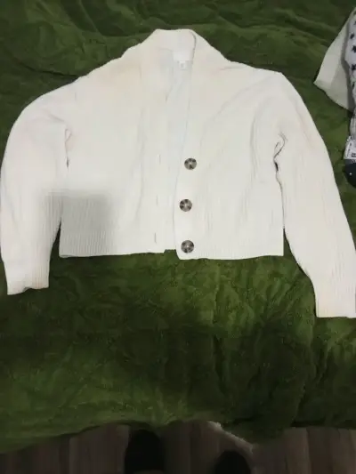 Cárdigan blanco de punto con botones grandes - miniatura 2