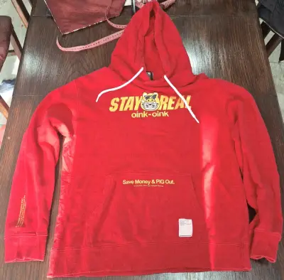 Polerón rojo Stay Real con capucha y diseño divertido - miniatura 1