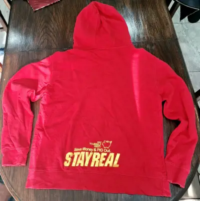 Polerón rojo Stay Real con capucha y diseño divertido - miniatura 2