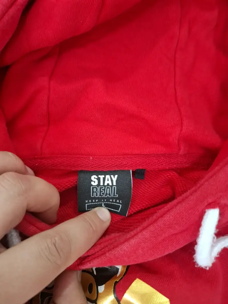 Polerón rojo Stay Real con capucha y diseño divertido - 3
