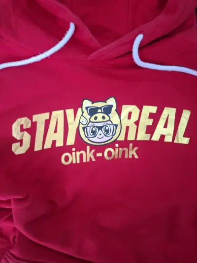 Polerón rojo Stay Real con capucha y diseño divertido - miniatura 4