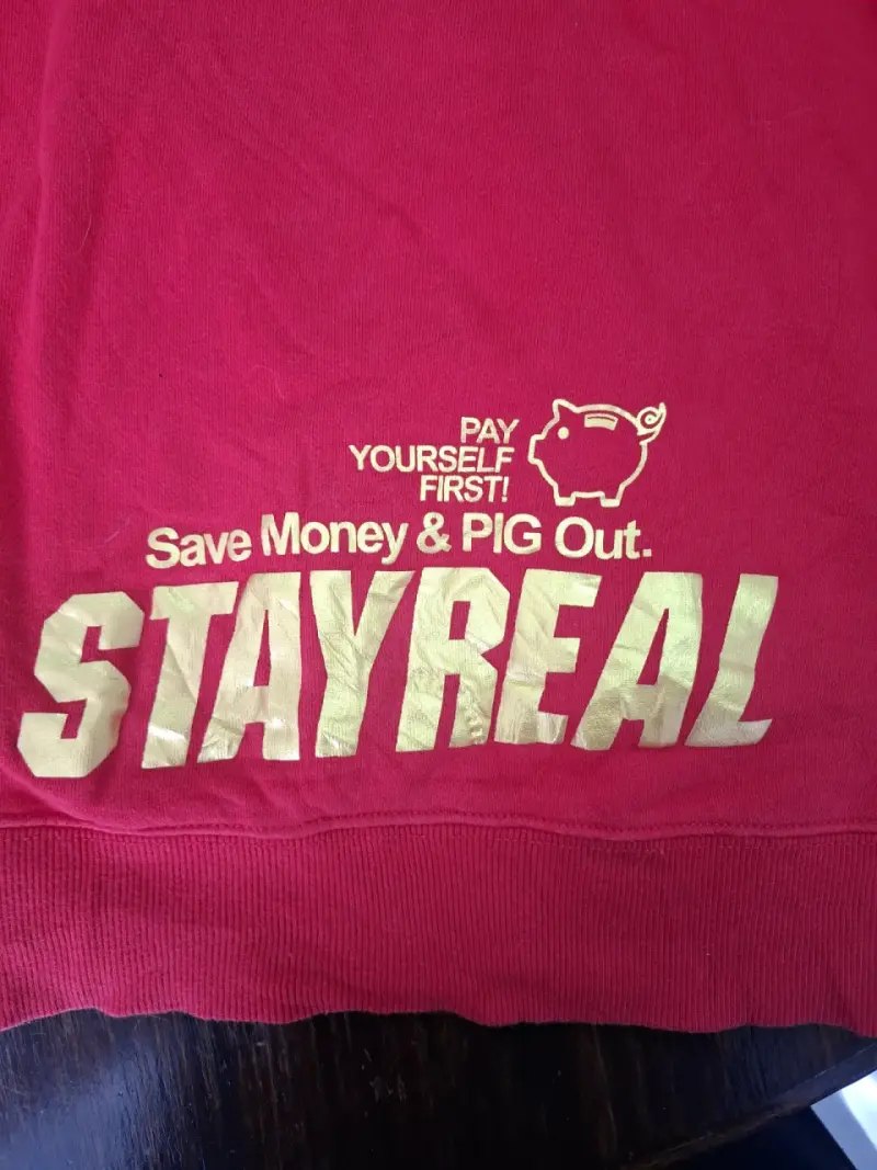 Polerón rojo Stay Real con capucha y diseño divertido - 5