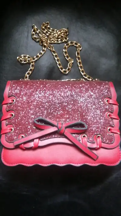 Cartera roja con cadena dorada y brillo - miniatura 1