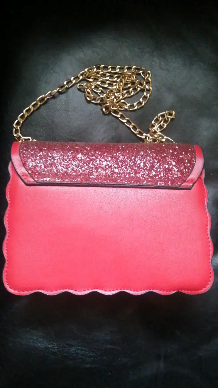 Cartera roja con cadena dorada y brillo - 2