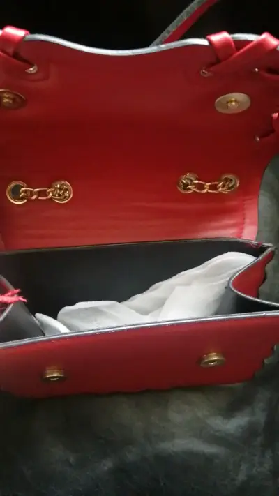 Cartera roja con cadena dorada y brillo - miniatura 3