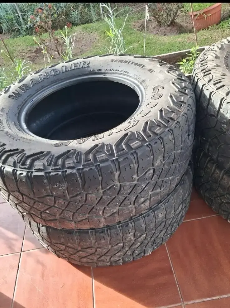 4 Neumáticos Goodyear Wrangler LT325/65R18 - 1