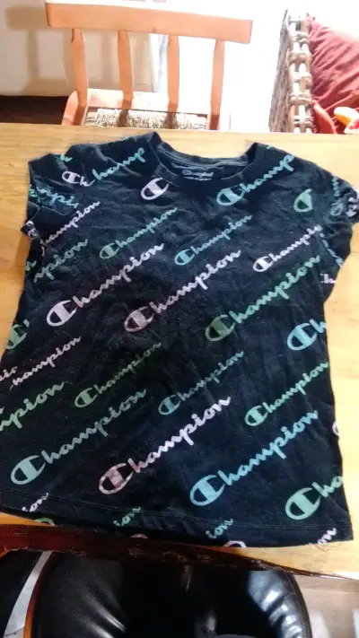 Polera Champion negra con logo multicolor - miniatura 1