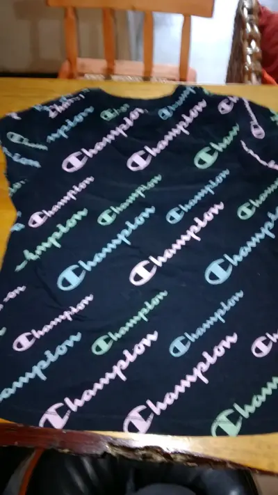 Polera Champion negra con logo multicolor - miniatura 3