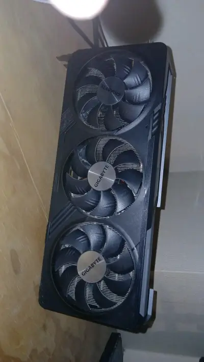 Tarjeta gráfica Gigabyte Radeon RX 7700 XT 12GB - miniatura 1