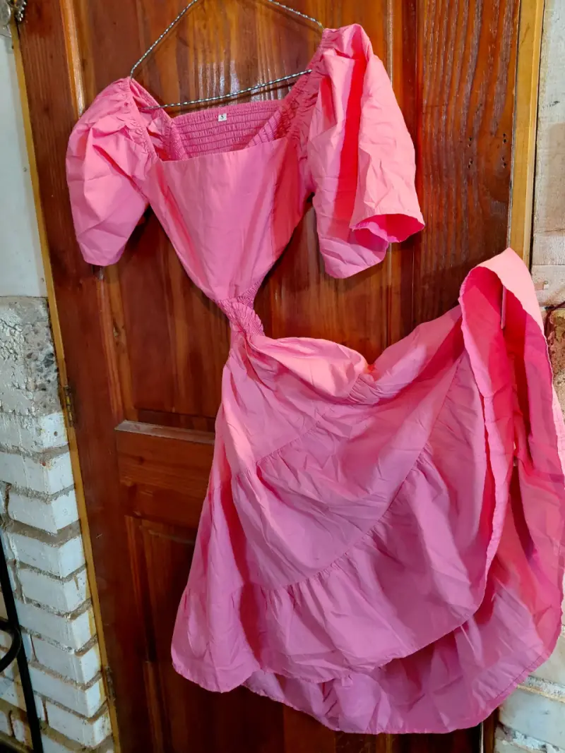 Vestido largo rosa con mangas abullonadas - 2