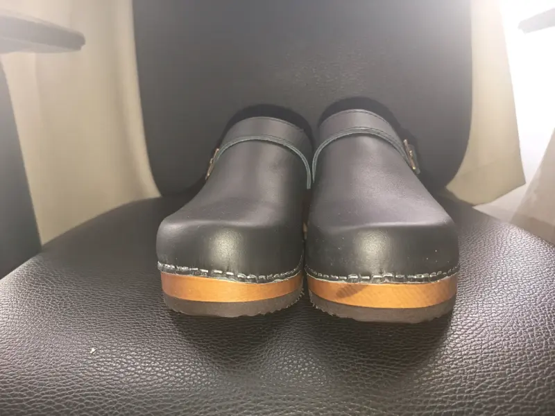 Zuecos de Cuero Negro Kebba - 4