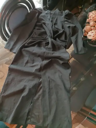 Vestido negro elegante de manga larga - miniatura 1