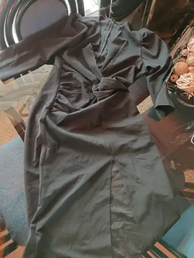 Vestido negro elegante de manga larga - miniatura 2