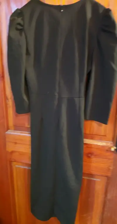 Vestido negro elegante de manga larga - miniatura 3