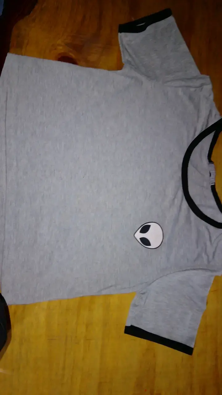 Polera gris con estampado de alien