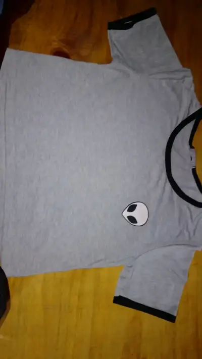 Polera gris con estampado de alien - miniatura 1