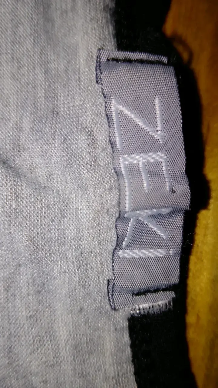 Polera gris con estampado de alien - 2