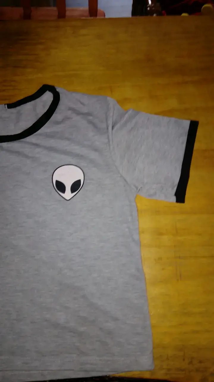 Polera gris con estampado de alien - 3