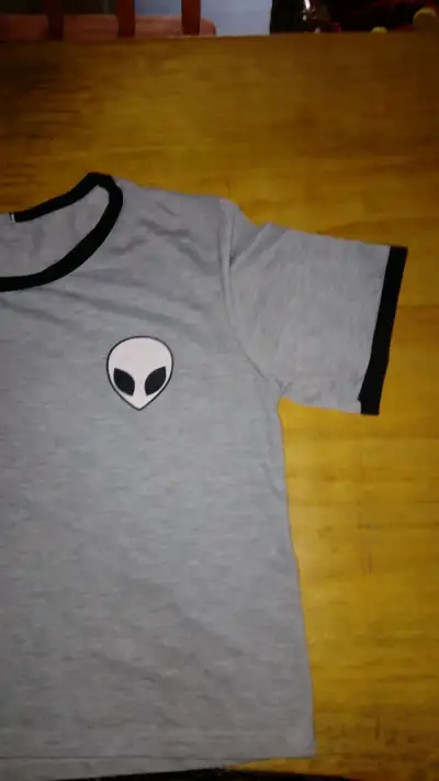 Polera gris con estampado de alien - miniatura 3
