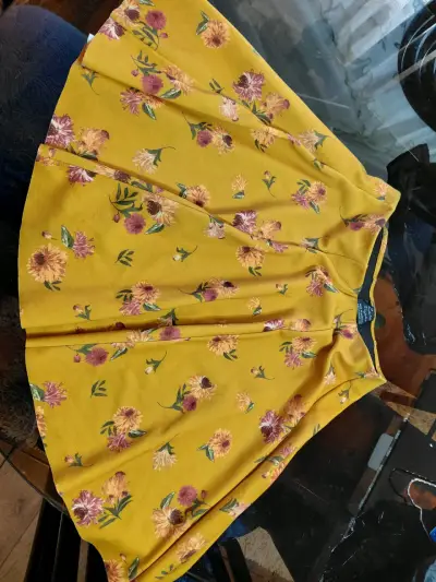 Falda amarilla con estampado floral - miniatura 1