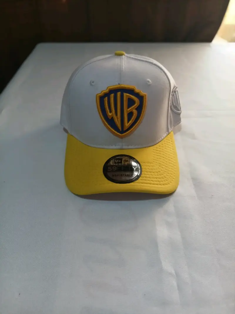 Gorra ajustable con logo Warner Bros y visera amarilla - 1