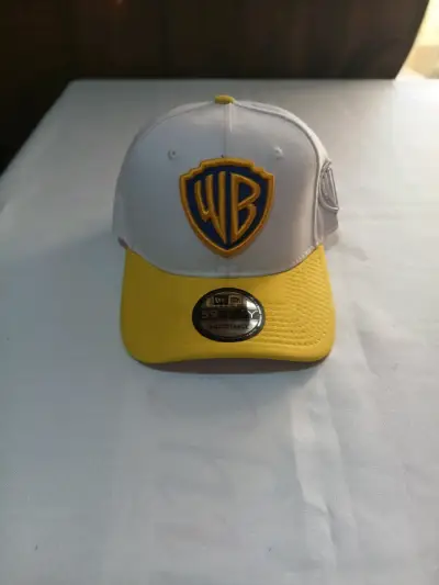 Gorra ajustable con logo Warner Bros y visera amarilla - miniatura 1
