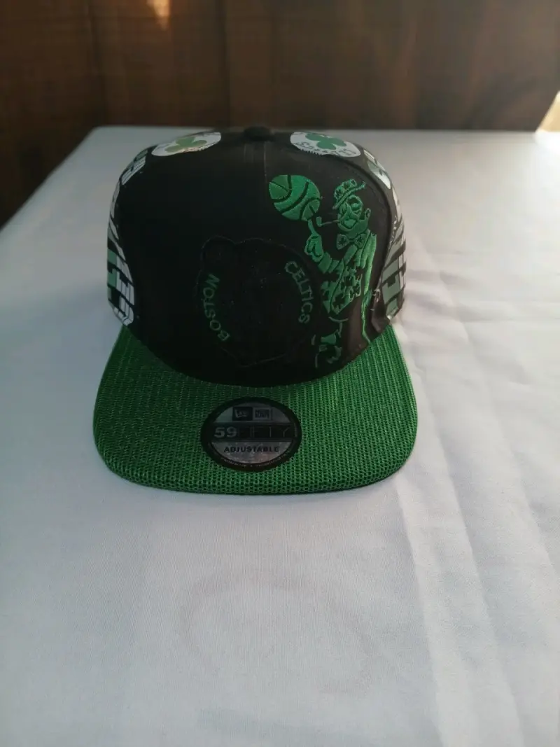Gorra ajustable con logo Warner Bros y visera amarilla - 2
