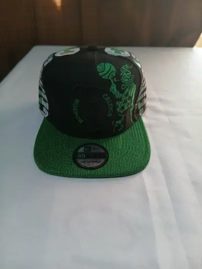 Gorra ajustable con logo Warner Bros y visera amarilla - miniatura 2