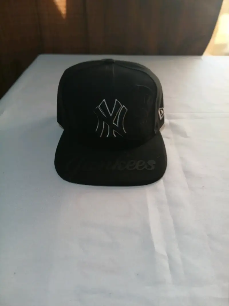 Gorra ajustable con logo Warner Bros y visera amarilla - 3