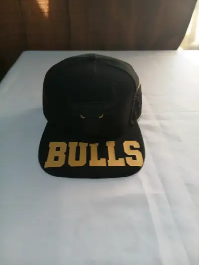 Gorra ajustable con logo Warner Bros y visera amarilla - miniatura 5