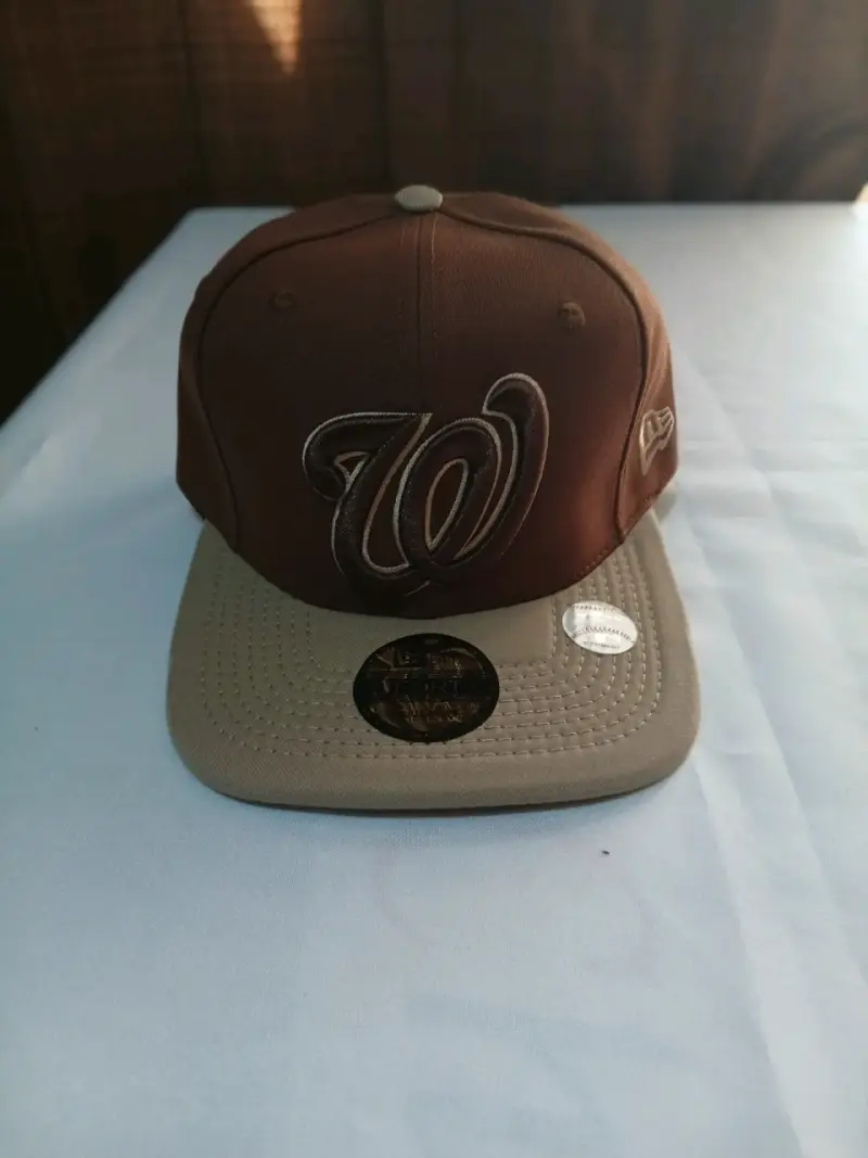 Gorra ajustable con logo Warner Bros y visera amarilla - 6