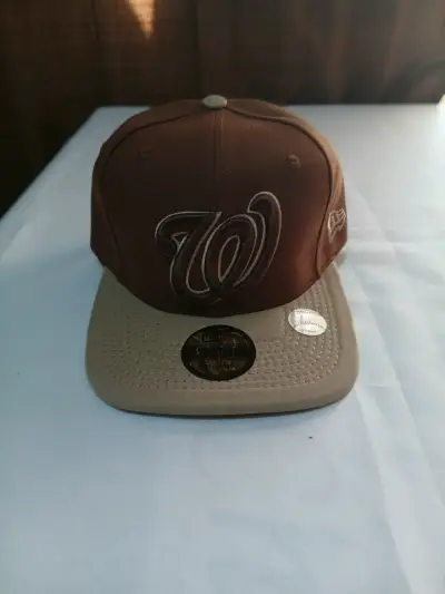 Gorra ajustable con logo Warner Bros y visera amarilla - miniatura 6