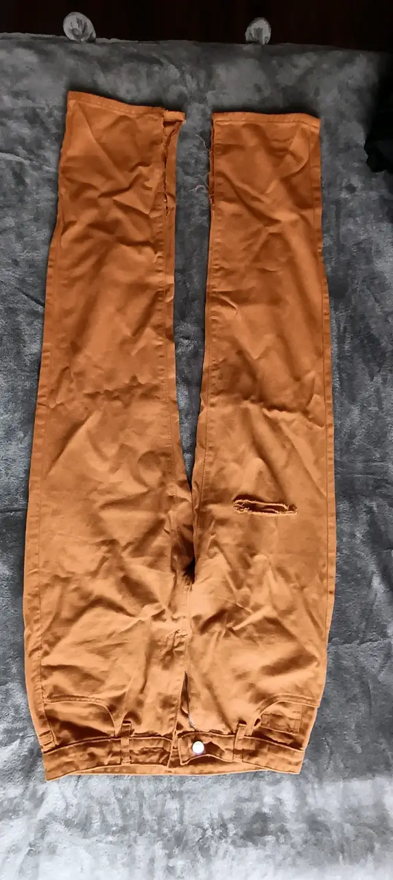 Pantalones marrón mostaza con detalle desgastado