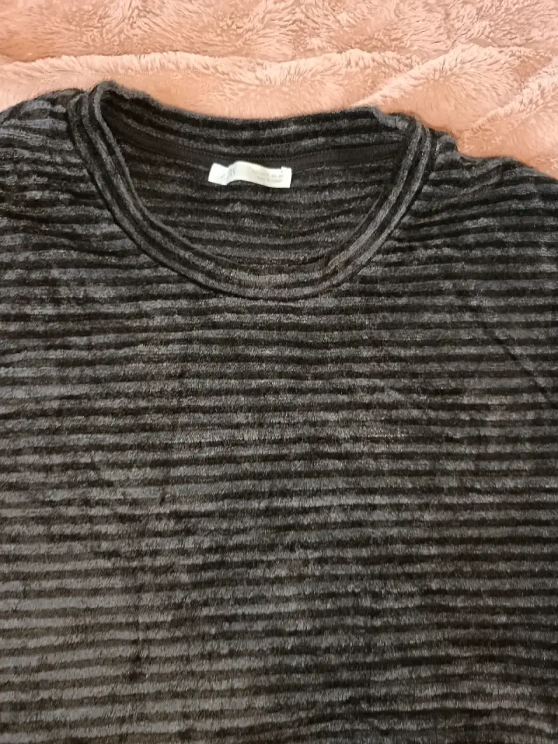 Polerón negro de cuello alto Zara, más polera
