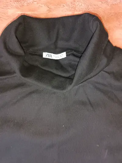 Polerón negro de cuello alto Zara, más polera - miniatura 2