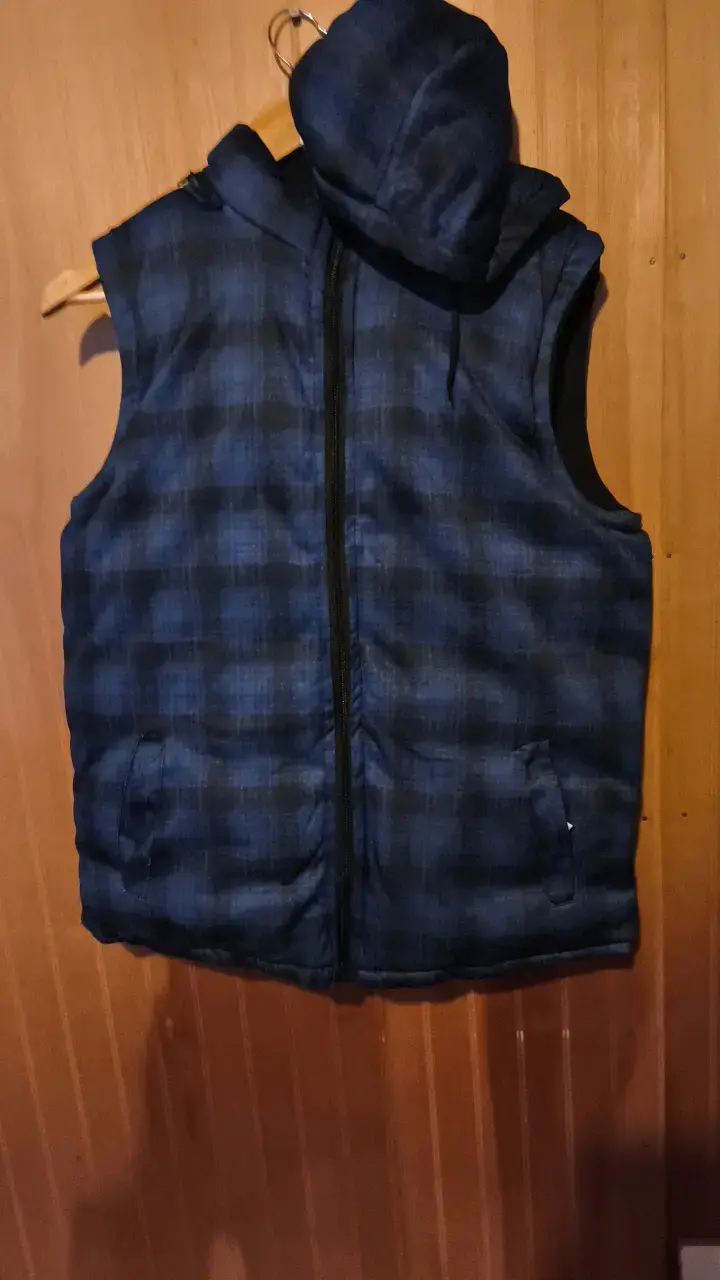 Chaleco reversible negro y azul con capucha - 2