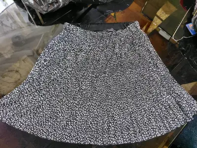 Falda corta plisada estampada en blanco y negro - miniatura 1