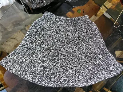 Falda corta plisada estampada en blanco y negro - miniatura 2