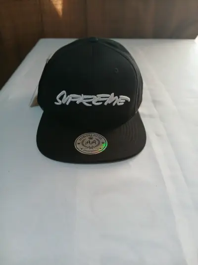 Gorra Snapback Negra con Diseño Bordado - miniatura 1