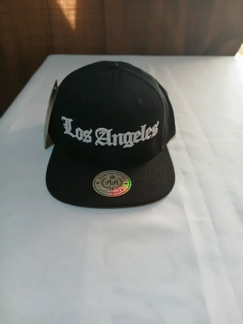 Gorra Snapback Negra con Diseño Bordado - 2