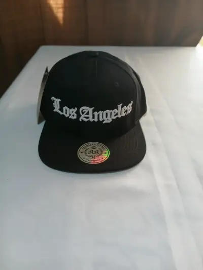 Gorra Snapback Negra con Diseño Bordado - miniatura 2