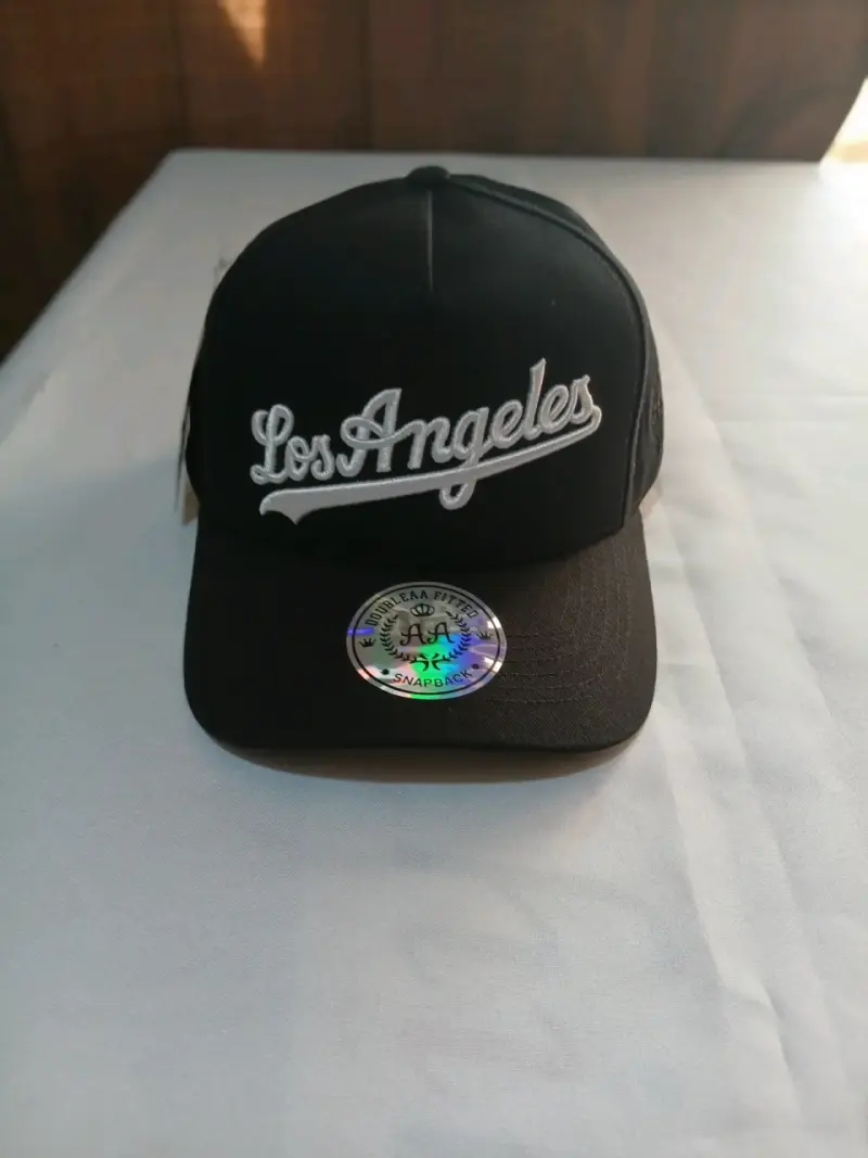 Gorra Snapback Negra con Diseño Bordado - 3