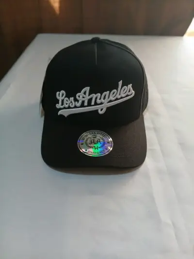 Gorra Snapback Negra con Diseño Bordado - miniatura 3