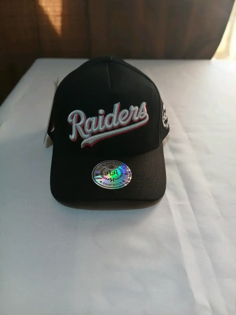 Gorra Snapback Negra con Diseño Bordado - 4