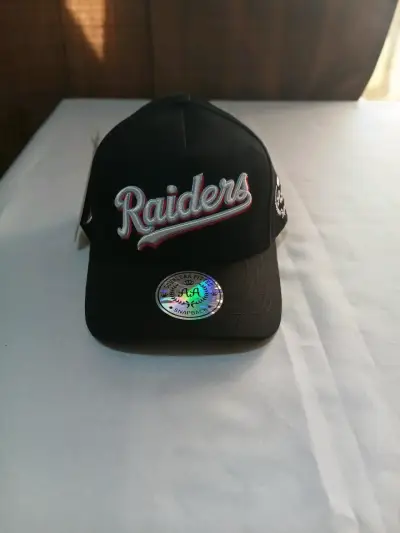 Gorra Snapback Negra con Diseño Bordado - miniatura 4