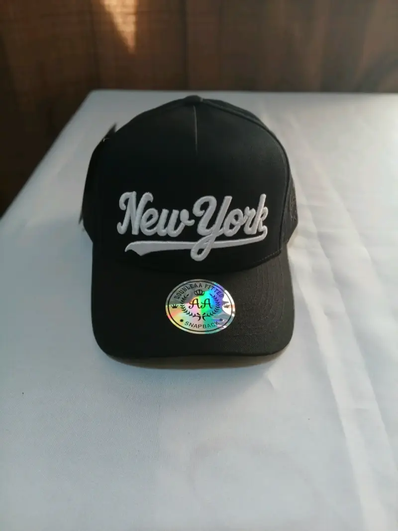 Gorra Snapback Negra con Diseño Bordado - 5