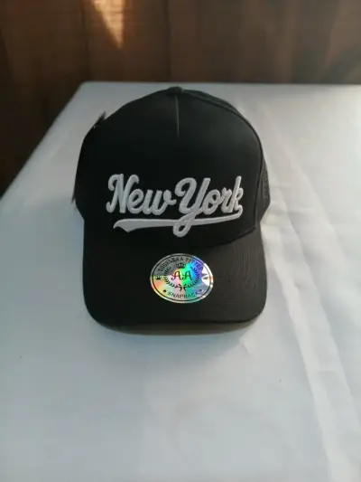 Gorra Snapback Negra con Diseño Bordado - miniatura 5