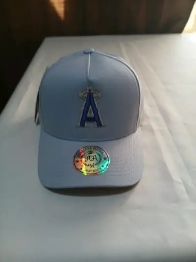 Gorra Snapback Negra con Diseño Bordado - miniatura 6