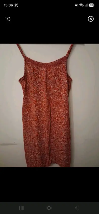 Vestido veraniego rojo con estampado floral - miniatura 1